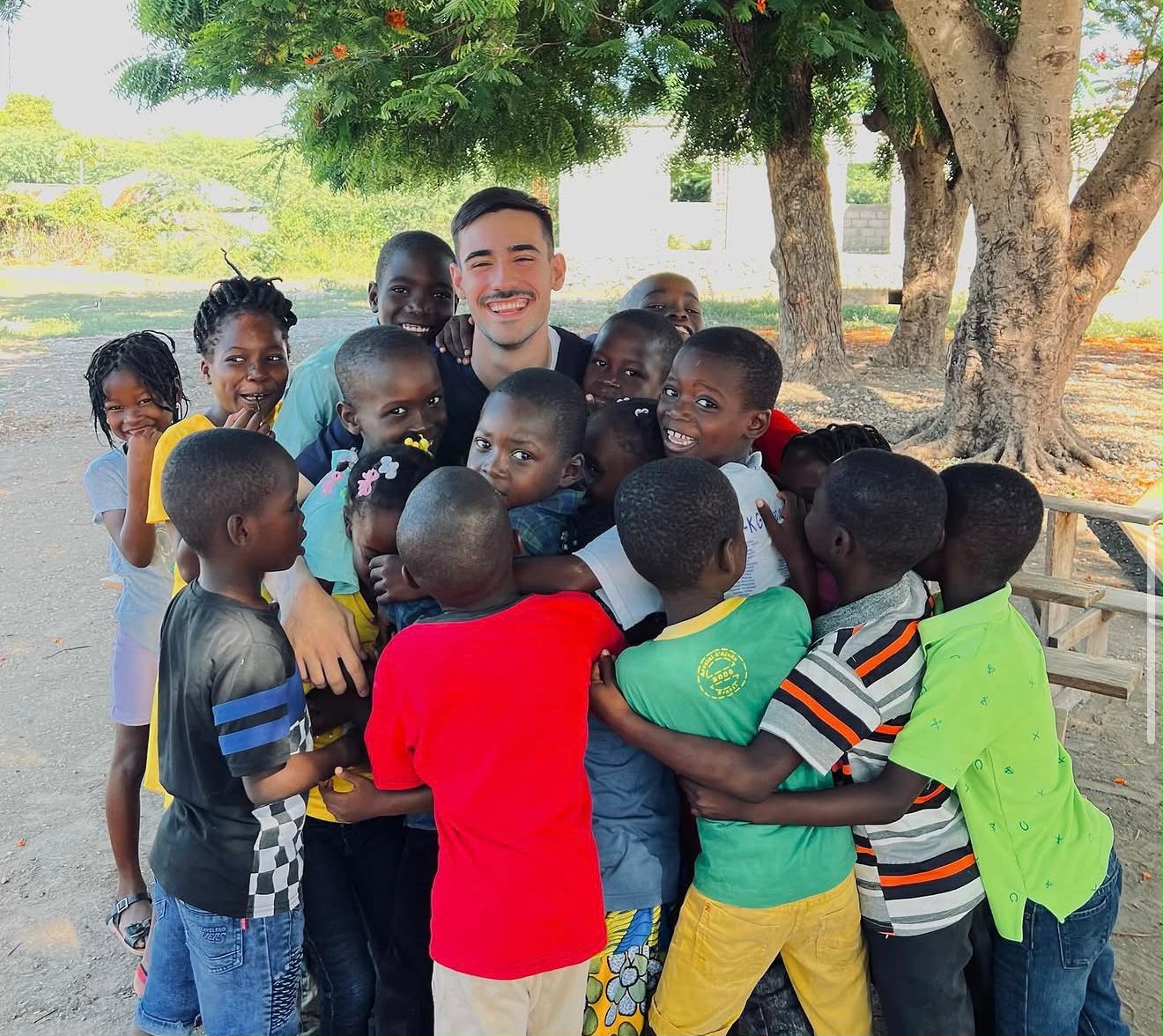 Dr. Paulo Ilonczai com crianças no projeto Haiti Sorria